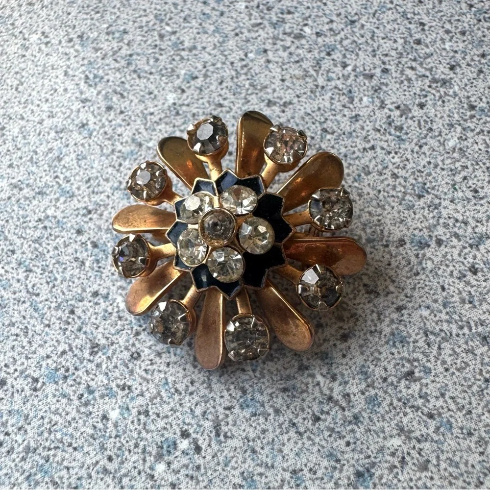 Vintage 1950s Gold enamel rhinestone Brooch flower unsigned Coro pin trifari - Picture 9 of 10